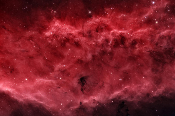 Tác phẩm của Bence Toth ghi lại hình ảnh trung tâm của tinh vân California (NGC 1499). Vùng này giàu năng lượng, hiện lên như những cơn sóng khổng lồ.