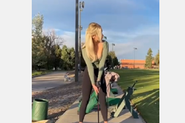 Paige Spiranac diện chiếc áo phía trước được khoét sâu để khoe được tối đa vòng một thu hút khiến cho các fan không thể rời mắt.
