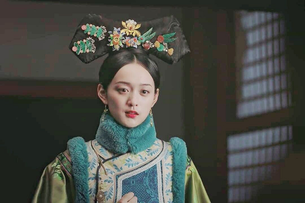 Hà Hoằng San, sinh năm 1987 tại thành phố Trùng Khánh, Trung Quốc. Cô bắt đầu bước chân vào làng giải trí từ năm 2006 thông qua một cuộc thi âm nhạc. Sau đó, Hà Hoằng San bắt đầu lọt vào mắt xanh của các nhà sản xuất chương trình nghệ thuật cũng như các đạo diễn.