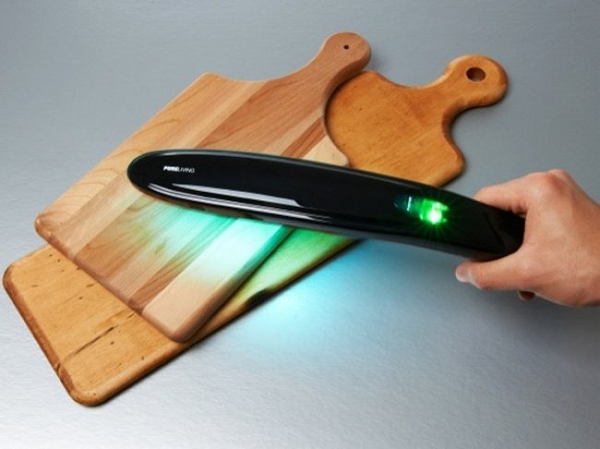 Thiết bị Kitchen Sanitizing Wand là một loại thiết bị vệ sinh nhà bếp sử dụng tia UV để loại bỏ 99% vi khuẩn có hại và vi sinh vật ra khỏi bất kỳ bề mặt chất rắn không xốp nào.