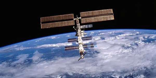 Trạm Vũ trụ Quốc tế (ISS) là nỗ lực chung của 5 cơ quan vũ trụ đến từ Mỹ, Nga, Nhật Bản, Canada và châu Âu. Được khởi công từ năm 1998, ISS từng chứa điểm lạnh nhất vũ trụ, nội tạng trong chip (organ-on-a-chip), siêu máy tính và laser lượng tử.