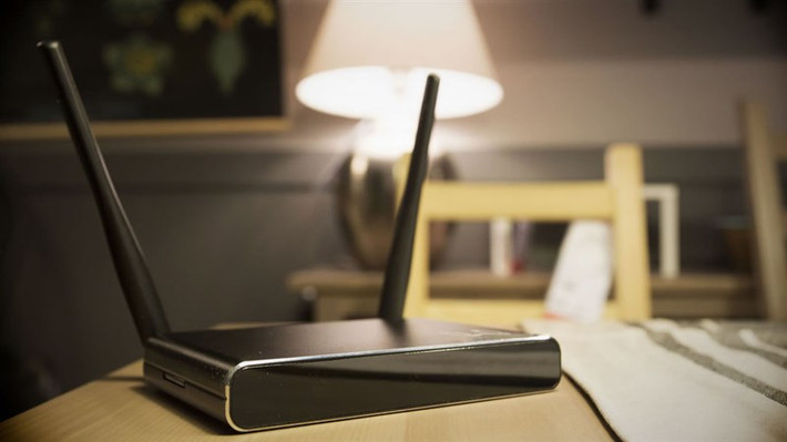 Không sử dụng router của nhà mạng vì khi lắp đặt Internet, các nhà mạng sẽ cung cấp sẵn router WiFi nhưng đa số chúng là loại giá rẻ, công suất thấp, chỉ có băng tần 2,4 GHz, tốc độ không cao.