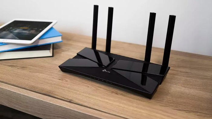 Router WiFi có phạm vi phủ sóng hạn chế, tín hiệu bị chặn bởi tường và kim loại hấp thụ. Nên di chuyển router đến những nơi thông thoáng, tránh khu vực quá kín, càng gần trung tâm nhà càng tốt để đảm bảo tín hiệu luôn ổn định.