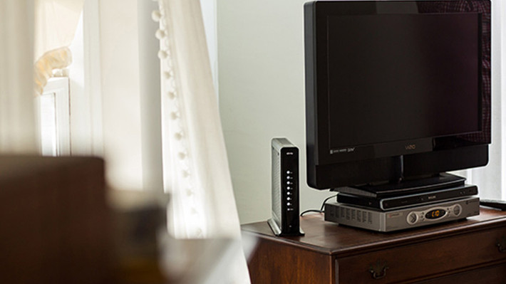 Không nên để bộ phát WiFi ở gần tivi hay các thiết bị điện tử khác vì đó có thể là nguyên nhân gây cản trở đến cường độ tín hiệu sóng của WiFi.