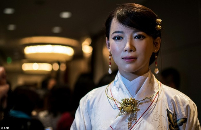 Năm 2017, Jia Jia có một bài phỏng vấn bằng Tiếng Anh gây thất vọng với một nhà báo Mỹ khi cô không xử lý được ngay cả những câu hỏi cơ bản nhất.