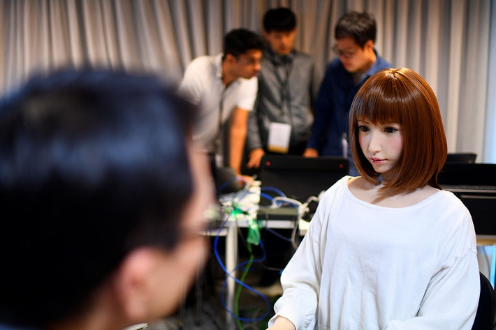 Hiroshi Ishiguro, người tự gọi mình là "cha" của Erica, nói thêm rằng Erica là nữ robot "đẹp tự nhiên nhất và giống con người nhất trong thế giới này".