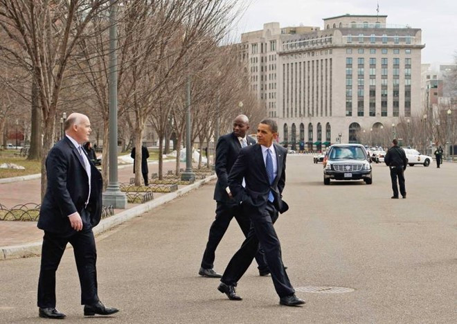 Ông Joe Clancy cùng Tổng thống Obama và đoàn bảo vệ đi bộ qua đại lộ Pensylvania để trở về Nhà Trắng ngày 1/3/2010. Clancy đã có hơn 27 năm kinh nghiệm làm việc trong Cơ quan Mật vụ Mỹ, sau đó được chỉ định làm trưởng đoàn an ninh bảo vệ tổng thống từ ngày 1/2/2009.