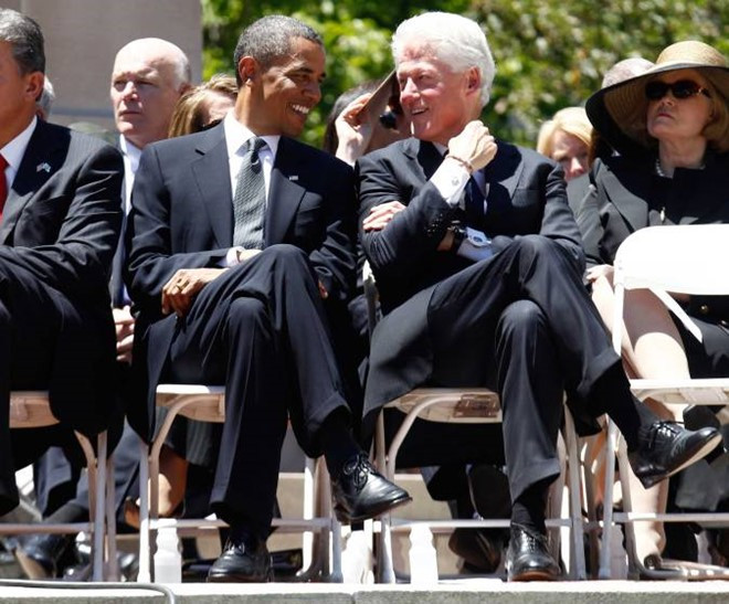 Khi Tổng thống Obama trò chuyện cùng cựu tổng thống Clinton, ông Clancy đưa mắt dò quét đám đông xung quanh khu vực sự kiện buổi lễ tưởng niệm một vị thượng nghị sĩ vào tháng 7/2010.