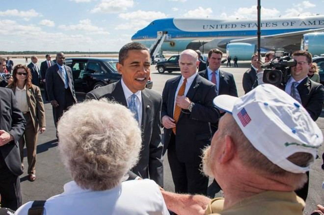 Ông Clancy và các mật vụ canh gác trong lúc Tổng thống Obama tiếp xúc những người ủng hộ tại sân bay Fort Meyers ở bang Florida tháng 2/2009.