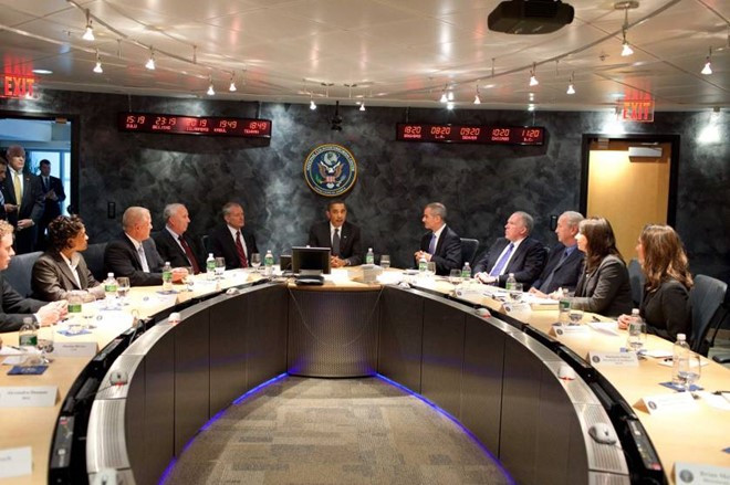 Khi Tổng thống Obama trao đổi với các quan chức và chuyên gia ở Trung tâm chống khủng bố quốc gia (tại bang Virginia, năm 2009), Giám đốc mật vụ Clancy đứng bên cạnh bàn họp để canh chừng.