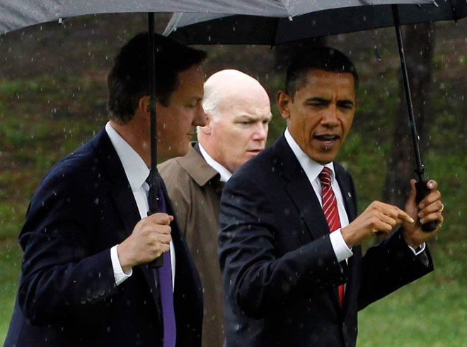 Tổng thống Obama trao đổi với Thủ tướng Anh David Cameron khi họ đang dự hội nghị cấp cao G8 ở Toronto, Canada vào ngày 26/6/2010. Ông Clancy đi sát bên tổng thống nhưng không che ô dù trời mưa.