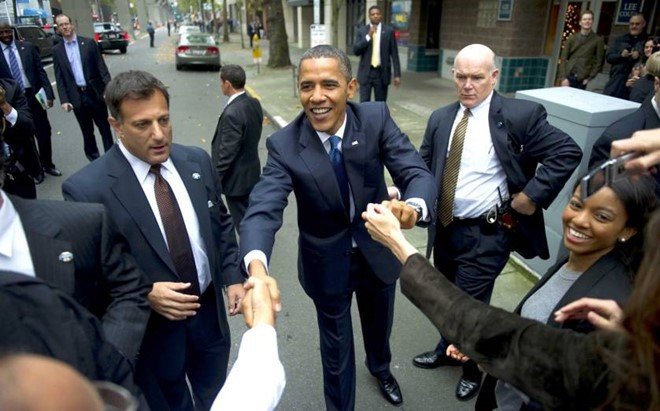 Ông Clancy và đồng nghiệp tiến sát đến Tổng thống Obama để canh chừng, khi tổng thống muốn bắt tay với người dân bên ngoài một cửa hàng ở Seattle vào tháng 10/2010.