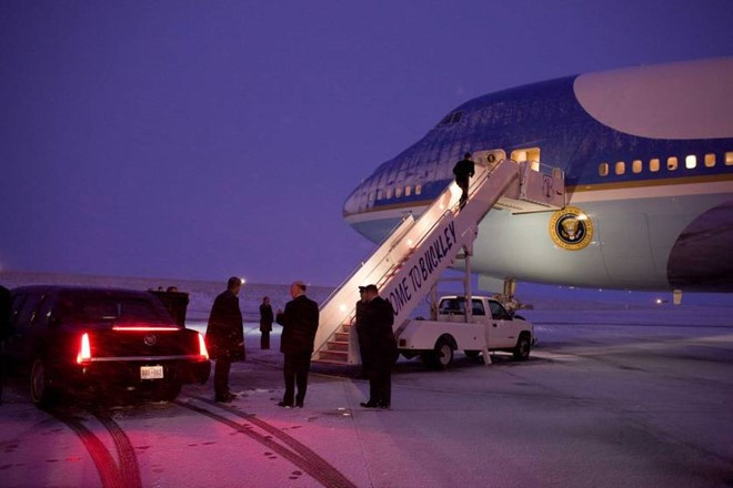 Ông Clancy cùng đồng nghiệp canh chừng bên dưới thang lên máy bay khi Tổng thống Obama bước lên Không lực 1 để đi từ bang Colorado đến thành phố Las Vegas hồi tháng 2/2010.