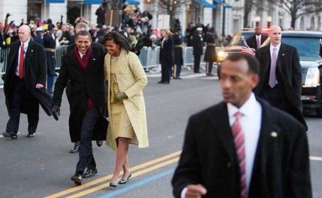 Tổng thống Obama và phu nhân bước đi trên đường sau khi thực hiện lễ tuyên thệ nhậm chức đầu tiên vào tháng 1/2009. Giám đốc Mật vụ Clancy đi bên trái họ.