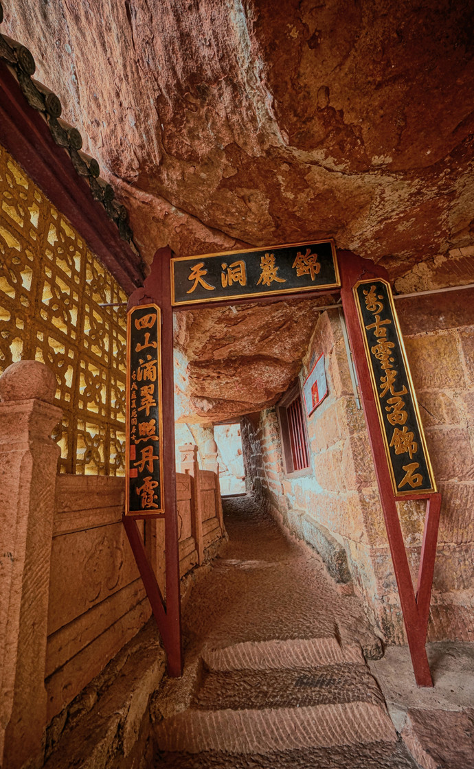 Dãy hành lang trong chùa.