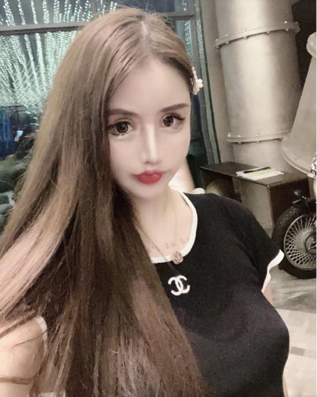 Tiểu Z Nana có niềm đam mê với phẫu thuật thẩm mỹ từ năm 13 tuổi, cô nàng đã tốn khoảng 1 triệu NDT (khoảng 3,43 tỷ đồng) cho những lần phẫu thuật này khi đến năm 15 tuổi.