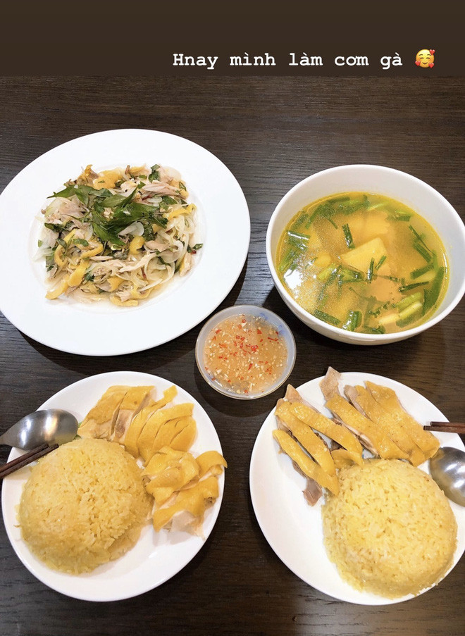 Dù bận bịu với công việc nhưng Thu Hoài khá siêng năng vào bếp và cho ra đời những món ăn chất lượng. Những món Việt như cơm gà, cá chép om dưa hay thịt kho cho đến lẩu cua cũng được cô nàng "cân đẹp".