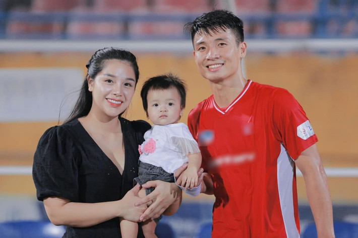 Cô nàng đồng thời bỏ theo dõi Bùi Tiến Dũng trên Instagram cá nhân, xoá sạch ảnh chụp chung cùng chàng kể cả ảnh ở lễ ăn hỏi của cặp đôi cách đây hơn 1 năm. Hành động này đã làm dấy lên nghi vấn gia đình nhỏ của Tiến Dũng đã xuất hiện mâu thuẫn.