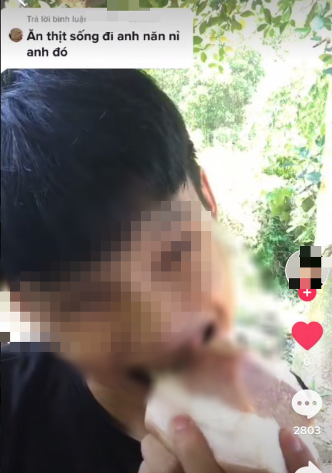 Thời gian gần đây, trên MXH Tik Tok bất ngờ rộ lên trào lưu thách thức nhiều tài khoản thực hiện theo ý của mình, mà điển hình là việc thách ăn thịt sống rồi đưa lên MXH này.
