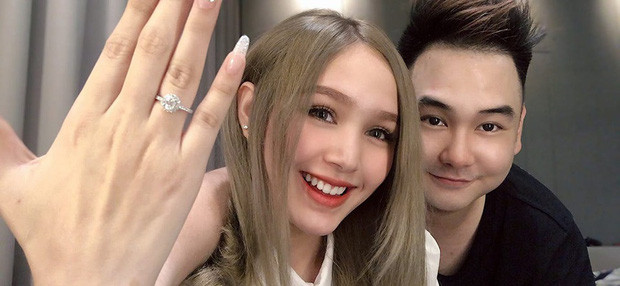 Cặp đôi chú - cháu hơn kém nhau tận 13 tuổi Xemesis và Thùy Trang cũng đã đính hôn khi hot girl này mới chỉ 17 tuổi.