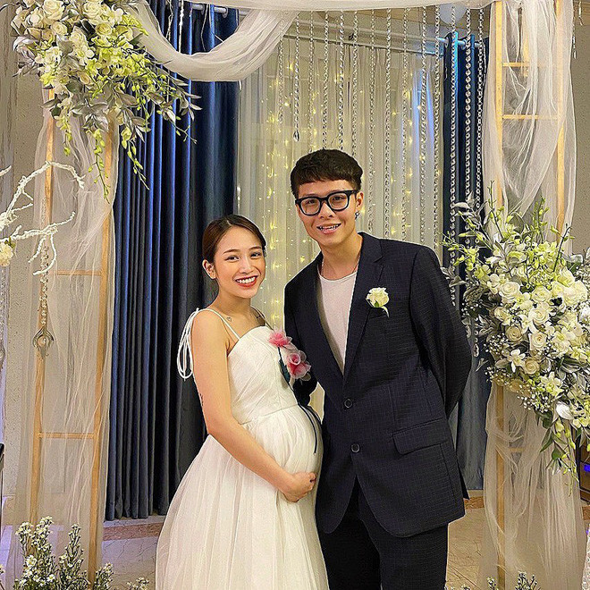 Kết quả là 9/9/2019, cả hai đã dắt tay nhau vào lễ đường. Và 7 tháng sau đó, cặp đôi trẻ chính thức lên chức ông bố bà mẹ trẻ sau khi quý tử đầu lòng ra đời.