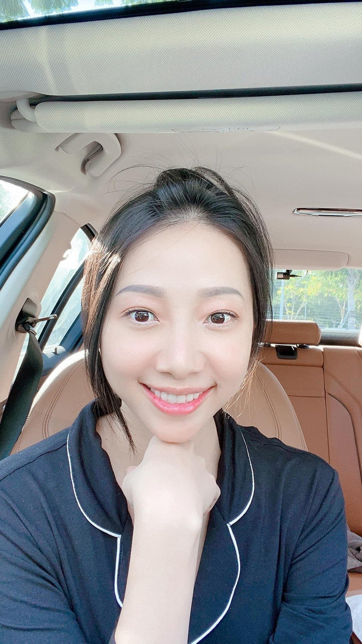 Từ sau “đám cưới 30 cây vàng”, cuộc sống của Cẩm Duyên có nhiều thay đổi. Cô theo chồng sang Singapore sinh sống, và họ vừa chào đón thành viên mới là một bé trai kháu khỉnh.