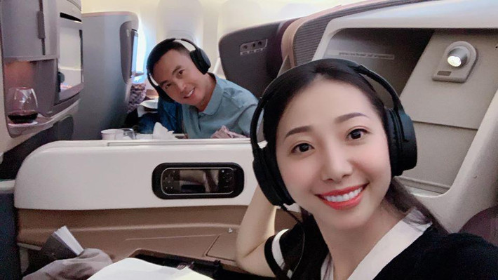 Cẩm Duyên chia sẻ rằng ông xã của cô rất cưng chiều và thường xuyên gọi điện hỏi han vợ. Khi có thời gian rảnh rỗi, ông xã đều dành hết cho vợ con và việc gì cũng hỏi ý kiến của cô rồi mới làm.