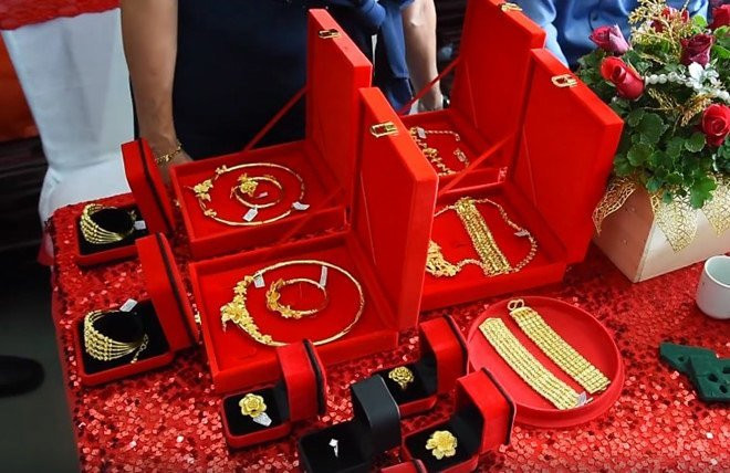 Cô dâu "nhà người ta" thời đó gây sốt khi đeo đến 30 cây vàng trong ngày cưới. Thậm chí, chưa kể đến hai bên gia đình còn có quà tặng riêng. Tổng cộng số vàng khi đó Cẩm Duyên nhận được là khoảng 30 cây. Ngoài ra, vợ chồng cô còn có 70.000 đôla Singapore làm của hồi môn.