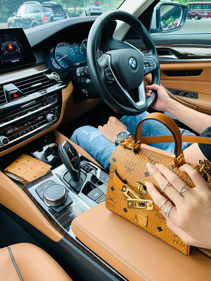 Cuộc sống của Cẩm Duyên rất đủ đầy với toàn đồ hàng hiệu đắt đỏ.