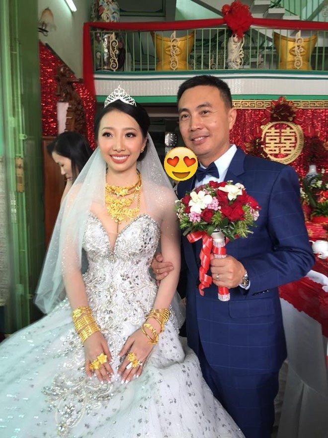 Cách đây 2 năm, mạng xã hội Việt Nam không khỏi xôn xao trước một đám cưới của cô dâu Hậu Giang đeo đầy vàng - Trương Cẩm Duyên sánh đôi bên ông xã Singapore.