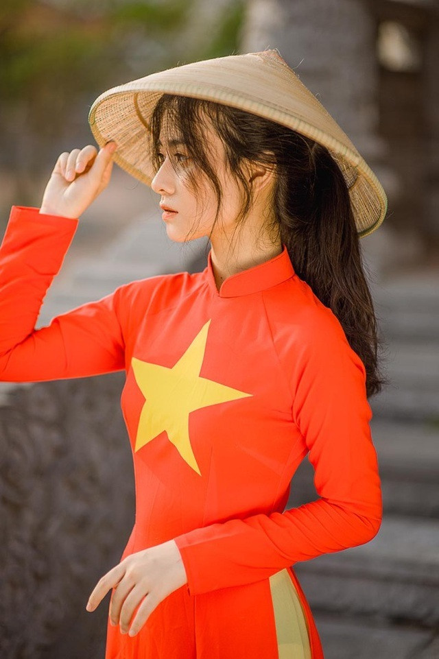 Nhiếp ảnh gia Trung Đức, người thực hiện bộ ảnh này chia sẻ: “Những hình ảnh được ghi lại tại thành Xương Giang, Bắc Giang. Áo dài là trang phục truyền thống, tôn lên nét đẹp thanh cao của người phụ nữ.