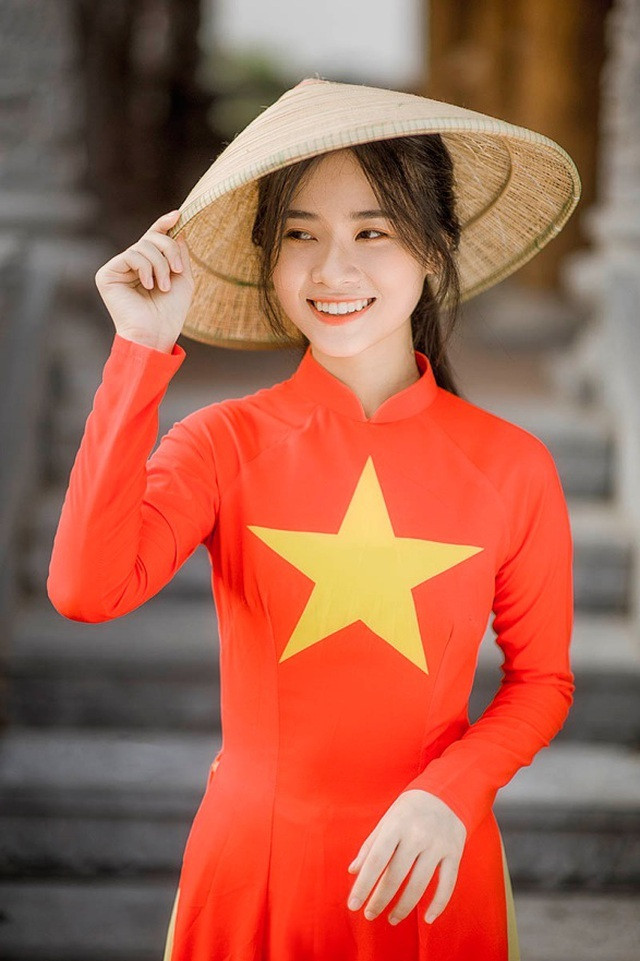 Bên cạnh đó, khả năng sử dụng ngoại ngữ cũng là một điều vô cùng quan trọng, cần thiết trong thời đại hội nhập như hiện nay. Bởi thế, Linh Anh luôn có ý thức trau dồi kiến thức ngoại ngữ.