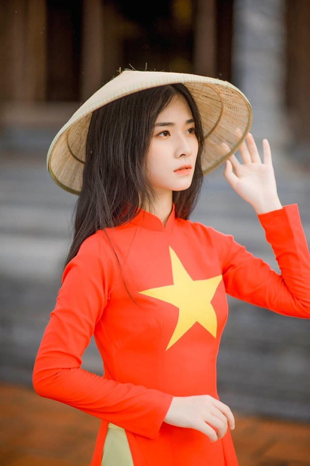 Hơn thế nữa, áo dài cờ đỏ sao vàng tượng trưng cho cờ Tổ quốc, như một lời nhắc nhở thế hệ trẻ rằng hãy sống biết ơn, dựng xây đất nước ngày càng tươi đẹp hơn”.