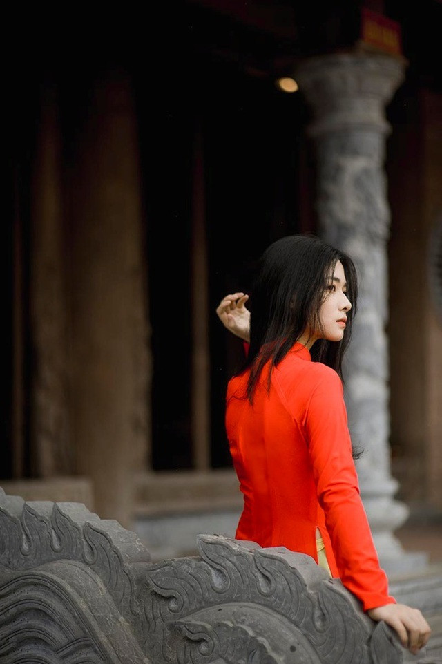 Linh Anh sở hữu gương mặt đẹp trong veo với sống mũi cao cùng làn da trắng hồng. Cô gái này mong muốn có quãng đời học sinh ý nghĩa và bình dị như bạn bè đồng trang lứa.