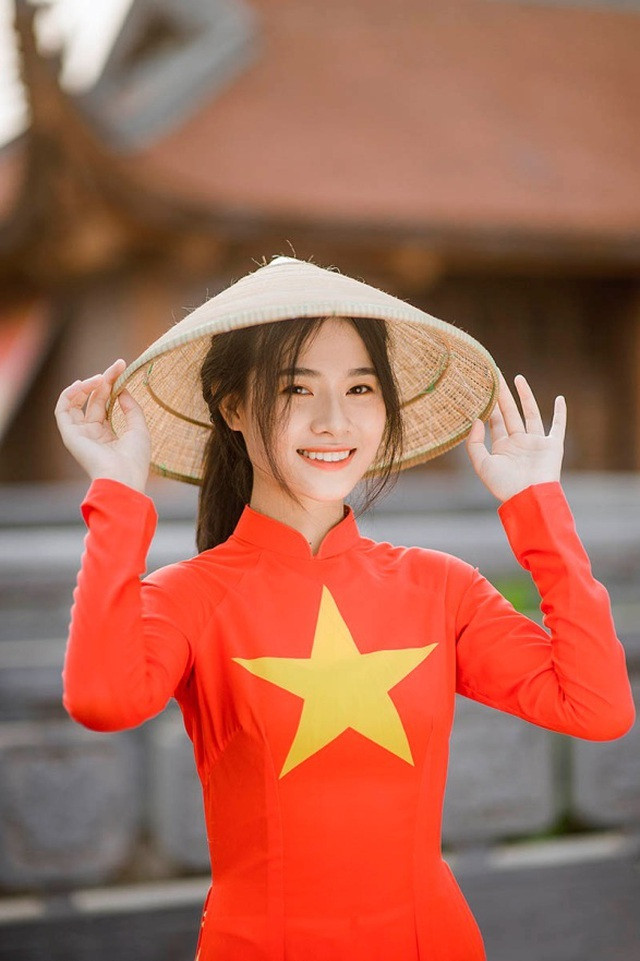 Mới đây, Linh Anh cũng nhận được vô số lời ngợi khen trong bộ ảnh chụp cùng áo dài cờ đỏ sao vàng, mang không khí “mùa thu cách mạng” dịp lễ Quốc khánh 2/9.