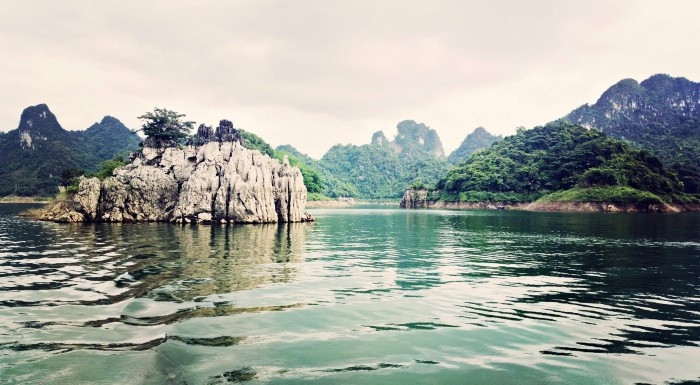 Thung Nai hay còn được gọi với cái tên Hạ Long trên cạn, là điểm du lịch nổi tiếng đã lâu tại Hòa Bình.