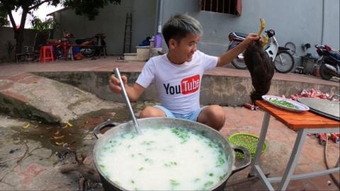 Trước khi được mời lên làm việc, Hưng Vlog đã gỡ bỏ clip nấu cháo gà nguyên lông khỏi kênh Youtube của mình.