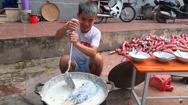 Sau đó, nam Youtuber gây sốc khi trực tiếp bắt gà còn sống và cho nguyên con vào nồi cháo đang sôi mà không hề sơ chế. Video trở nên cao trào khi cả hai hoảng hốt phát hiện con gà còn nguyên lông trông rất kinh dị, đến mức cô em gái lập tức phun hết cháo trong miệng ra.