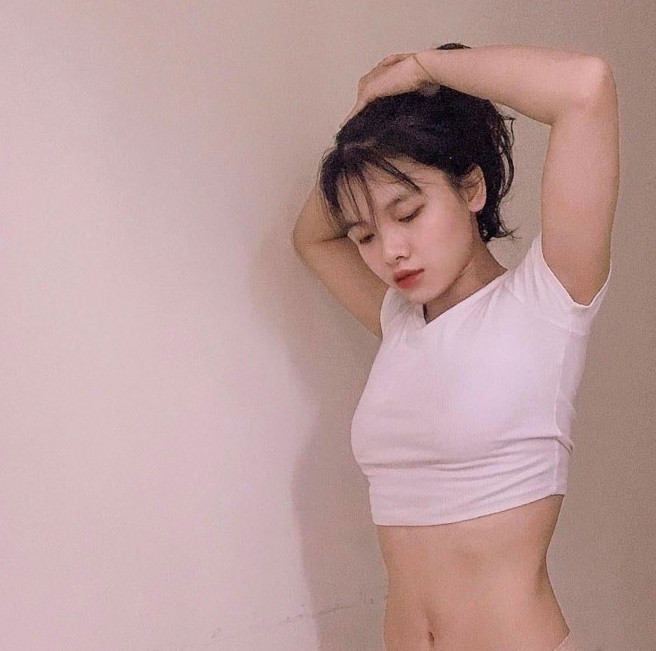 Nhìn hình ảnh quá khứ và hiện tại của Kim Nhiệt, ai nấy đều bất ngờ. Giờ đây, cô nàng có body nuột nà, vòng nào ra vòng nấy, đặc biệt là vòng eo con kiến và vòng ba cong vút.