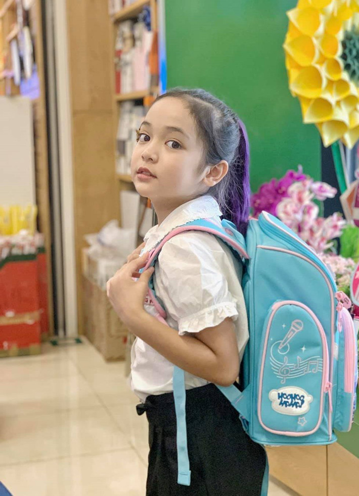 Khi đã ở tuổi lên 9, Diệp Anh đã lớn phổng phao, càng ngày càng xinh đẹp sắc sảo.