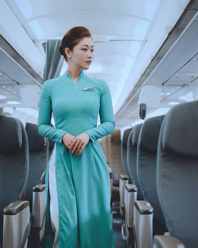 Tôn Nữ Nam Phương là tiếp viên hàng không xinh đẹp của hãng hàng không quốc gia Việt Nam. Cô nàng từng được nhiều người chú ý khi những bức ảnh trong bộ đồng phục nữ tiếp viên hàng không được đăng tải cuối năm 2018.