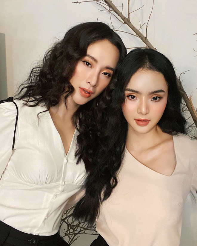 Phương Trang có mối quan hệ thân thiết với chị gái. Cả hai thường xuyên đồng hành cùng nhau trong nhiều hoạt động và chia sẻ nhiều hình ảnh thân mật trên mạng xã hội.