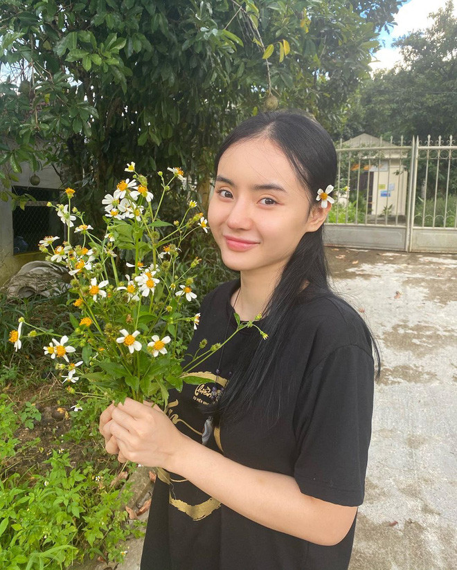 Hot girl này từng tham gia nhiều dự án phim như Mùi ngò gai, Cậu bé ngoài hành tinh, Kính vạn hoa... nhưng không nổi tiếng như chị gái.