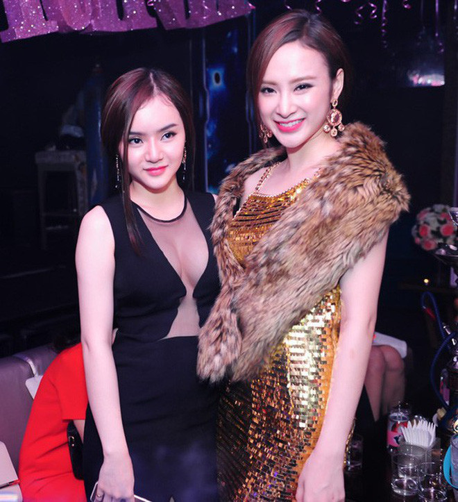 Em gái Angela Phương Trinh sinh năm 1996, chỉ kém chị 1 tuổi và sở hữu gương mặt được đánh giá là giản dị và… hiền hơn cô chị rất nhiều.