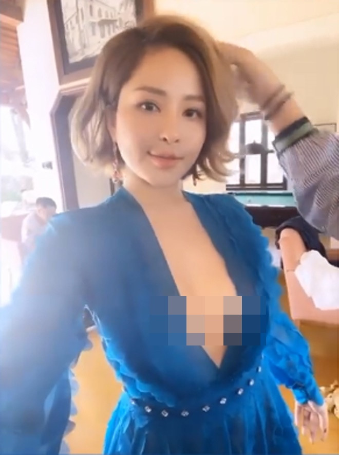 Bộ váy xanh với phần ngực khoét sâu để lộ vòng một lấp ló khiến nhiều người nhìn không khỏi bối rối.
