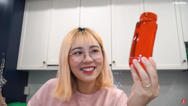 Jelly (thạch) hay rau câu là món ăn vặt rất đỗi quen thuộc với mọi người. Tuy nhiên, qua tay MisThy thì nó lại là một câu chuyện khác. Do vô tình xem được những clip làm rau câu trên TikTok, cô nàng cũng nhanh chóng vào bếp để thử sức với món tráng miệng rau câu... từ nước ngọt.