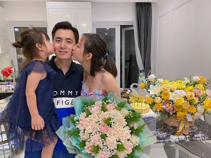 Bên cạnh việc chăm sóc gia đình, cô còn là người đồng hành cùng Đăng Nguyên trong việc kinh doanh.