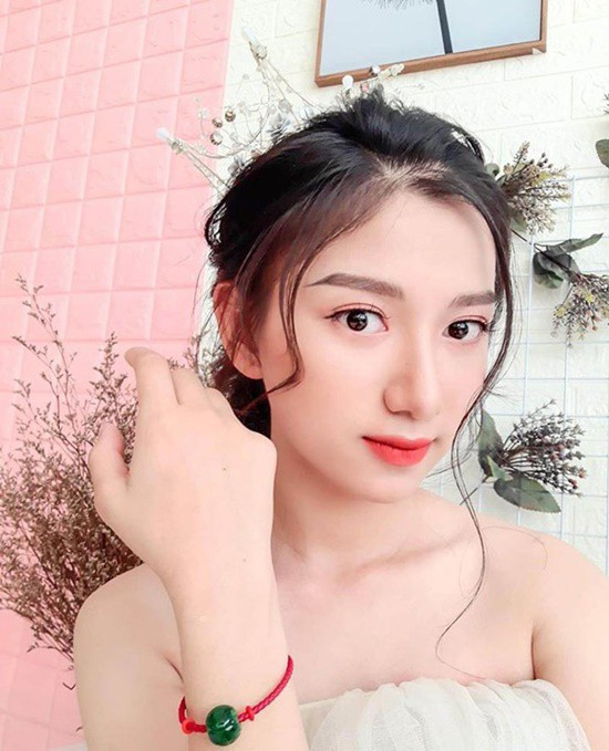 Nguyễn Hải Yến bất ngờ trở thành tâm điểm chú ý trên một số diễn đàn mạng xã hội bởi giọng hát cao vút, ngọt ngào. Vốn có năng khiếu lại thích ca hát nên Hải Yến cũng thường đăng tải những đoạn video “khoe” giọng của mình trên Tiktok.