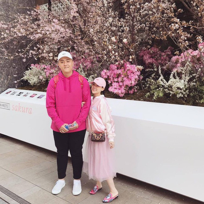 Theo anh chia sẻ, vợ của anh là một hot girl nổi tiếng với ngoại hình xinh đẹp, quyến rũ khá quen thuộc với giới trẻ Sài thành. Cô nàng có tên là Nguyễn Hải Vân, thường được gọi là Vân Tiny.