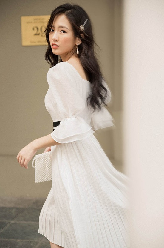 Nhan sắc dịu dàng, thuần khiết và có phần mong manh của Hoài Linh khiến ai nhìn vào đều cảm thấy ngẩn ngơ.